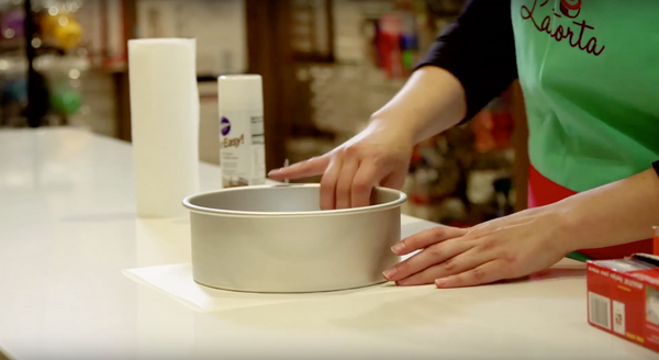 LINING AND PREPARING A CAKE TIN FOR BAKING