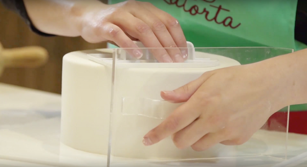 COVERING A CAKE IN FONDANT